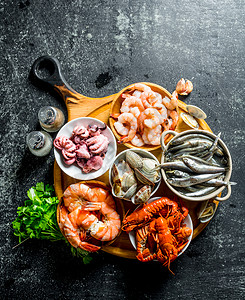 海鲜小章鱼龙虾牡蛎有香料和虾的以黑暗生锈背景小虾有香料和背景图片