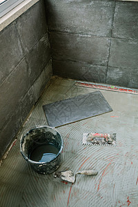 在玻璃化梯田地板上铺瓷砖的工作背景