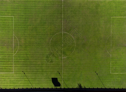 一个足球场的俯视草地上涂有白标记的足球场图片