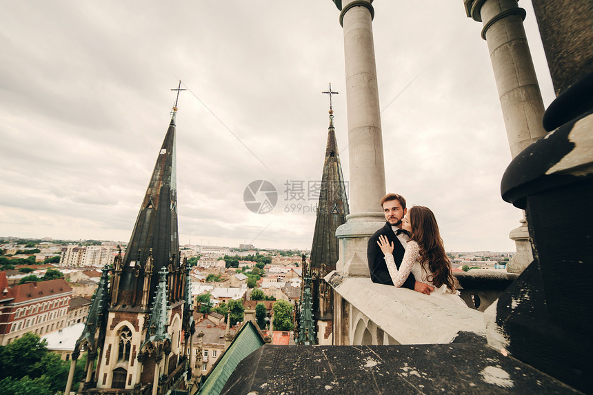 在哥特教堂阳台上相拥的夫妇图片