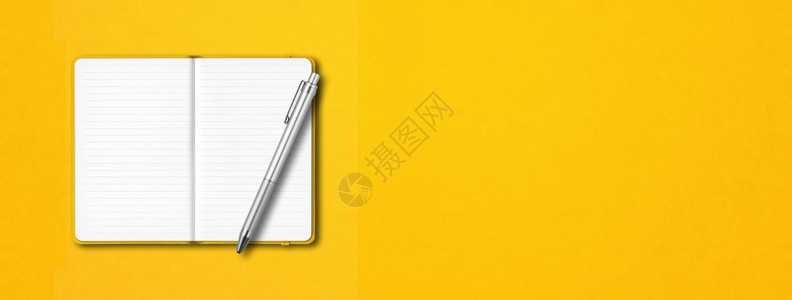 黄色开线笔记本模型在多彩背景上隔离一支笔水平横幅黄色开线笔记本在多彩背景上隔离一支笔水平横幅背景图片