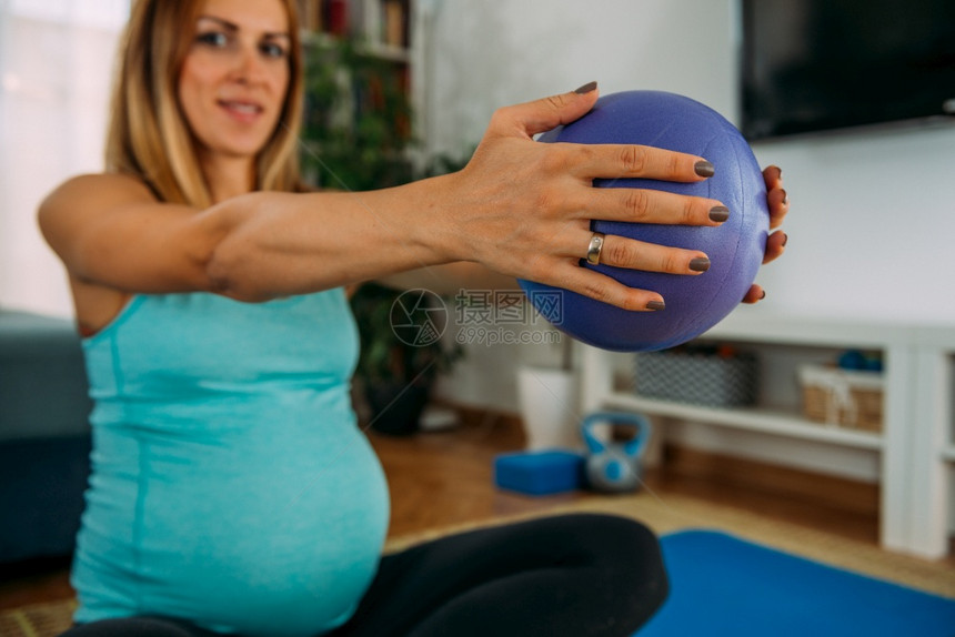 在家做运动的年轻孕妇图片