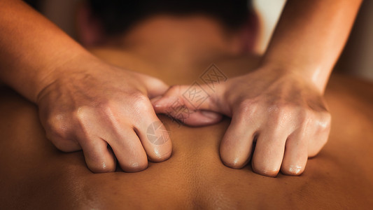 害的生理治疗师按摩男病人背部肌肉受伤运动害治疗背景