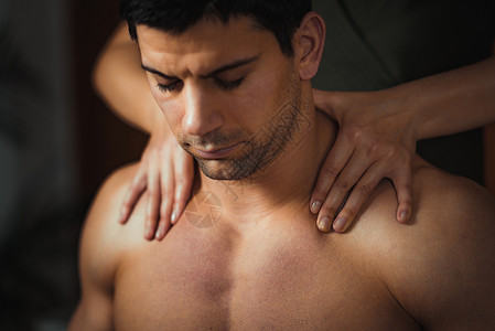 肌肉颈部受伤的男病人运动受伤治疗图片