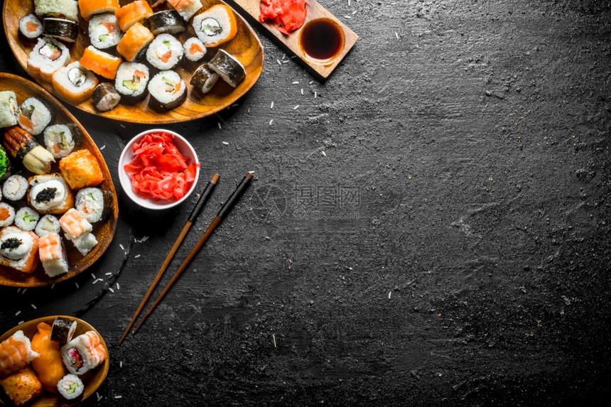 各种寿司马基和卷贴在盘子上黑生锈背景的寿司马基和卷贴在盘子上图片