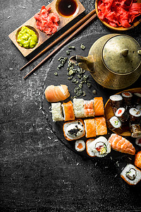传统日本寿司加上绿茶姜汁和酱油图片