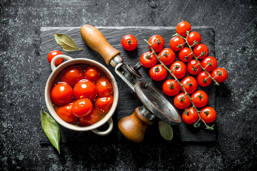 碗里的西红柿和一枝新鲜西红柿深黑的生锈背景西红柿图片