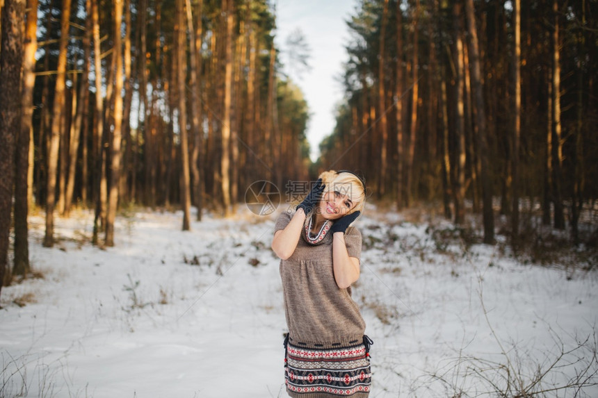 一个美丽的女孩在雪地森林的肖像女人在冬季公园柔软的焦点女人在冬季公园图片