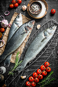 生鱼海盆与西红柿和香料的网格深生背景鱼海盆与西红柿和香料的网格图片