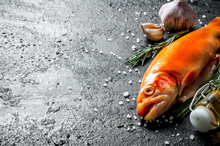 含迷迭香和大蒜的生鱼鳟黑本底含迷迭香和大蒜的生鱼鳟图片