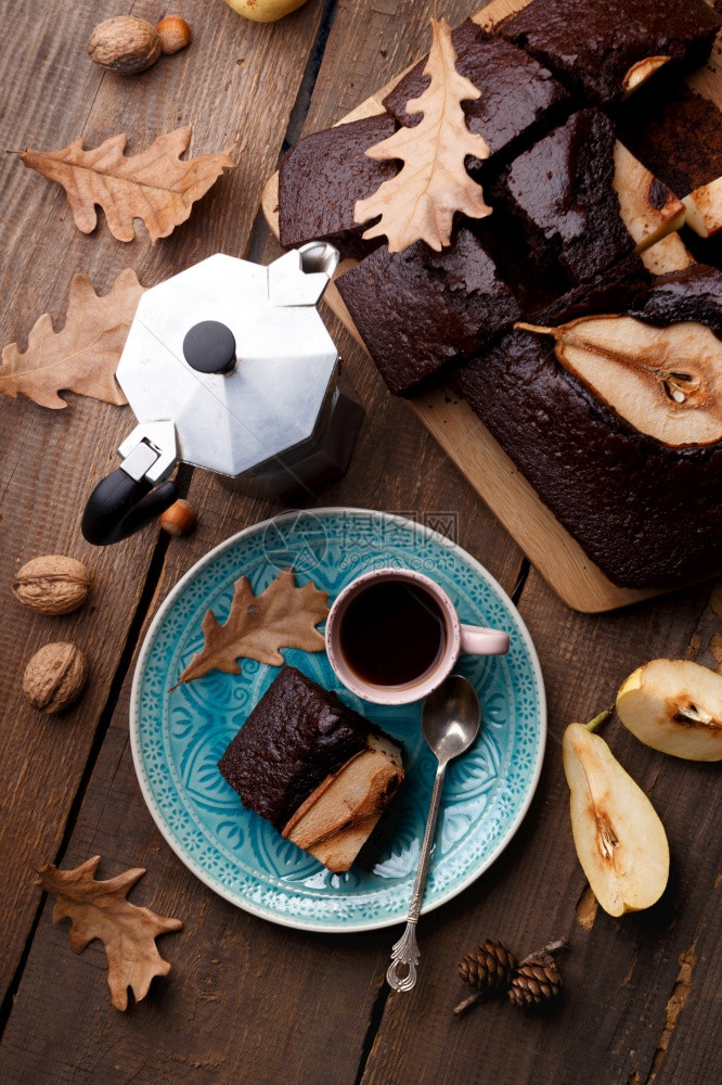 巧克力馅饼和梨子咖啡壶杯活生图片