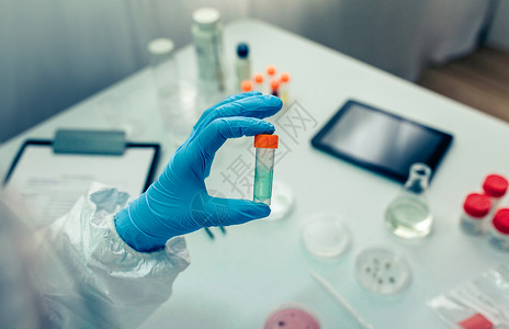 解毒剂科学家用手在实验室中疫苗展示小瓶有选择地关注前方小瓶背景