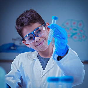 男孩在实验室大衣持有测试管实验在学校图片