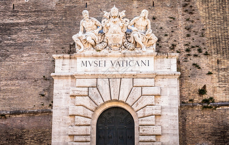 20年著名的梵蒂冈博物馆大楼主入口上方的标志细节图片