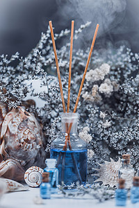 关上白和蓝调温疗的基本油海盐白花背景背景图片