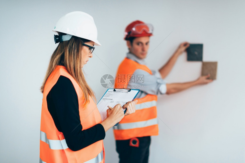 检查建筑工地的程师瓷砖图片