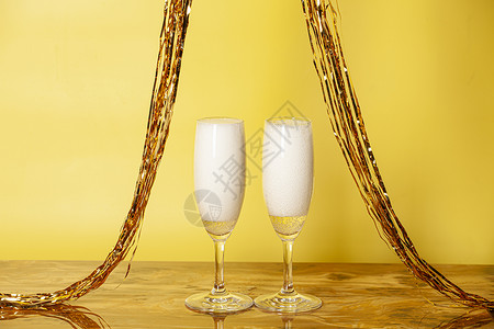 新年快乐情人节和配额带香槟杯的贺卡新年快乐情人节带香槟杯的贺卡图片