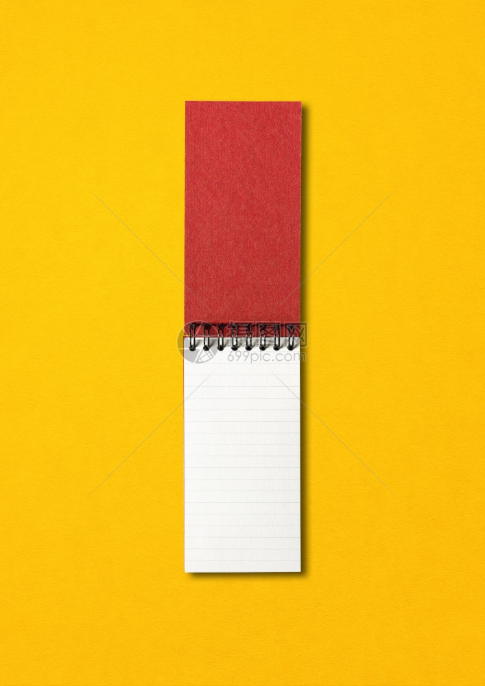 黄色上孤立的空白开放螺旋笔记本图片
