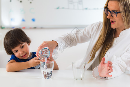儿童心理学用水和眼镜进行检测的幼儿学图片