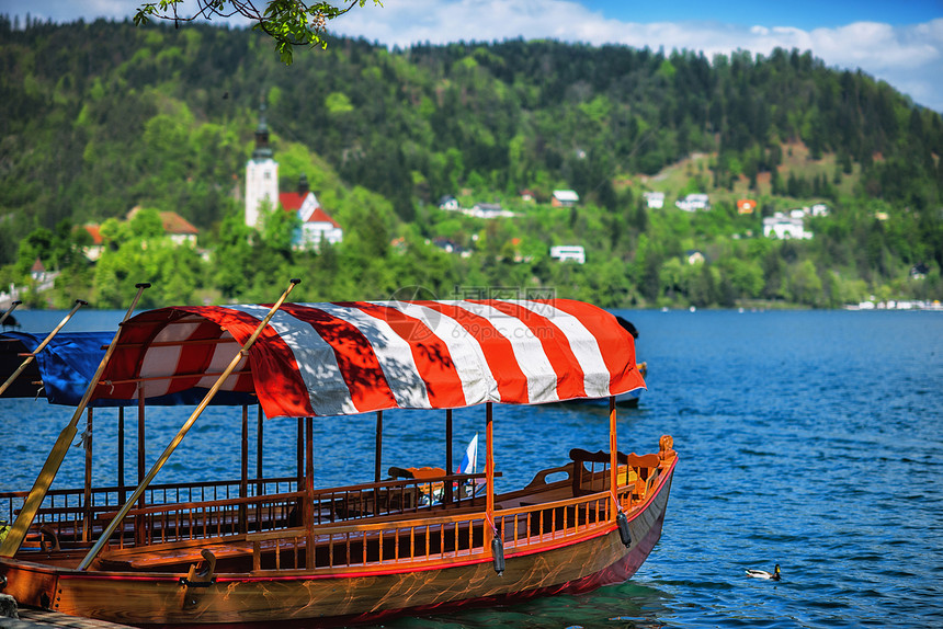典型的木船在斯洛文尼亚语中称为pletna在斯洛文尼亚最著名的湖布莱德湖欧洲斯洛文尼亚图片