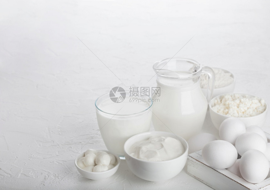 罐子里的牛奶和鸡蛋面粉图片
