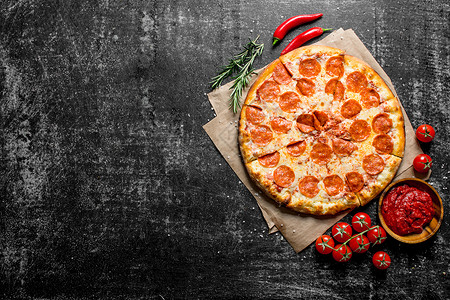 佩佩罗尼辣椒披萨迷迭香和西红柿黑生菜辣椒迷迭香和西红柿背景
