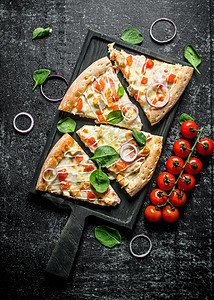 菠菜和西红柿一片披萨和西红柿在树枝上菠菜黑暗的生锈背景上一些披萨和西红柿在树枝菠菜上背景