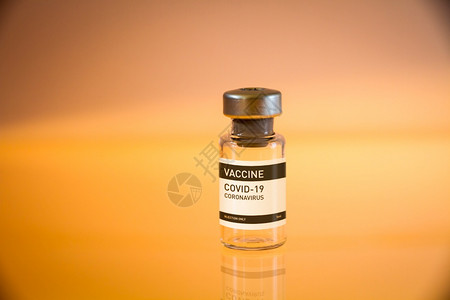黄色实验室背景的19个疫苗瓶黄色背景的19个疫苗瓶图片