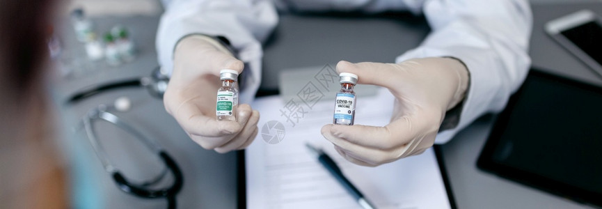 向病人展示两种不同的冠状疫苗图片