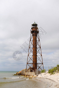 在沙滩上的灯塔与黑海草岸在沙滩上的灯塔与黑海草岸图片