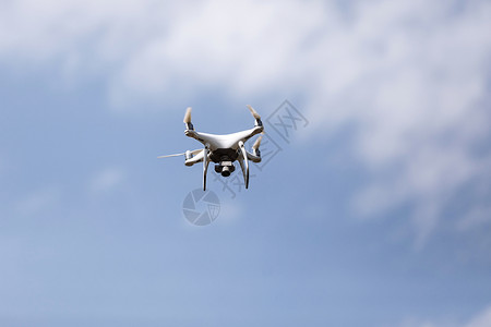 空中的小型无人机拍摄视频图片