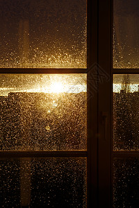 日落时窗帘上的雨滴图片