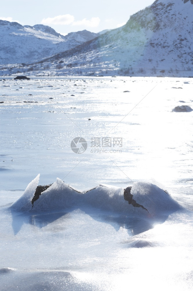 美丽的冬季风景和冷冻的海洋图片