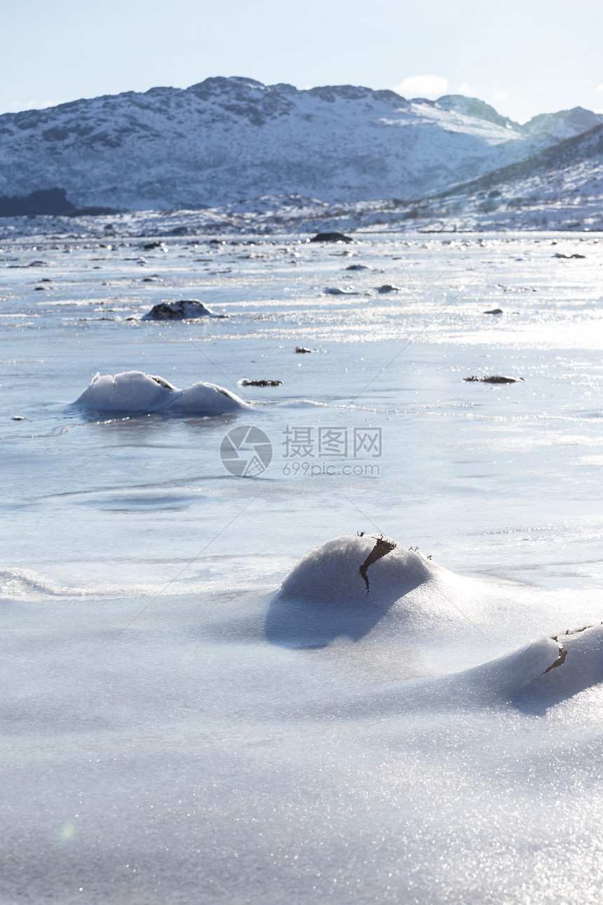 美丽的冬季风景和冷冻的海洋图片