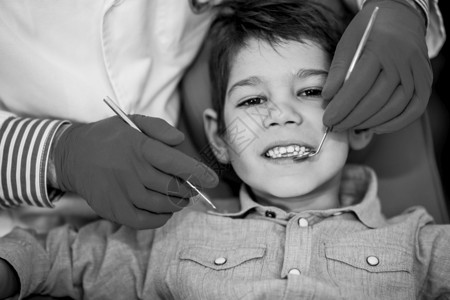 牙医经常对小男孩进行牙科检查图片