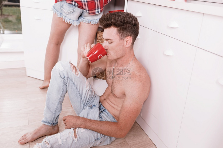 早上咖啡喝茶孤独胡子男在厨房喝咖啡的英俊男图片