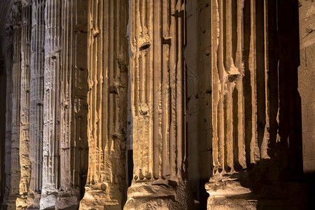 深夜全神殿光柱结构的详情作为考古背景很有用图片