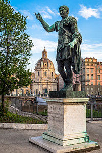 朱利叶斯20年由青铜制成的凯萨皇帝雕像自然日出光亮古老的领航和权威榜样背景