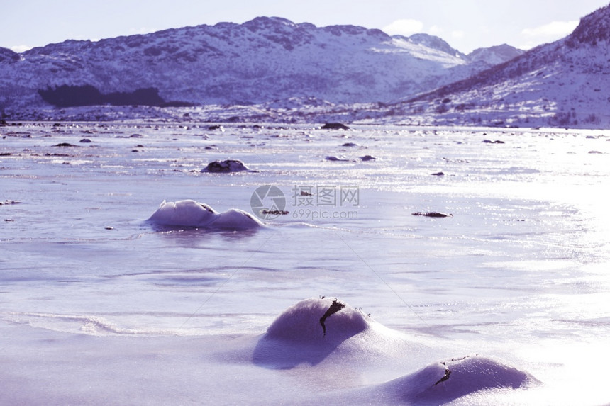 美丽的冬季风景和冷冻的海洋图片