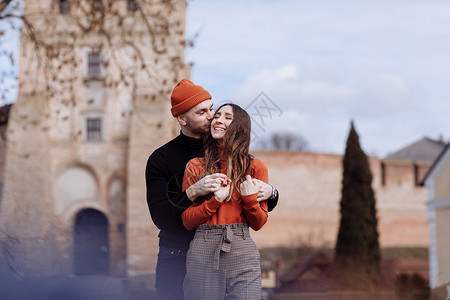 幸福的情侣在复古的建筑旁约会图片