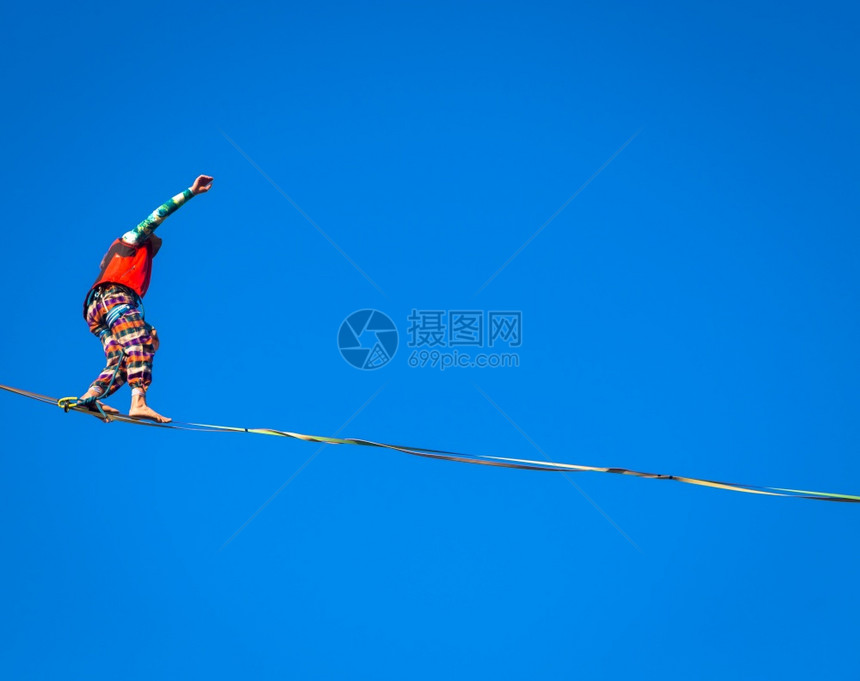 lanzoitlyciraotber20运动期间的滑坡员在这种充满活力的运动中集平衡和冒险图片
