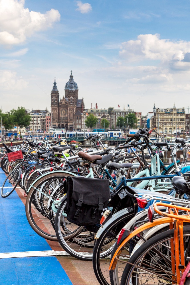 夏日在阿姆斯特丹中心大型自行车停放图片
