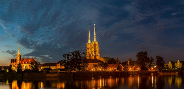 城市风景大教堂河流花草黄昏时的原图片