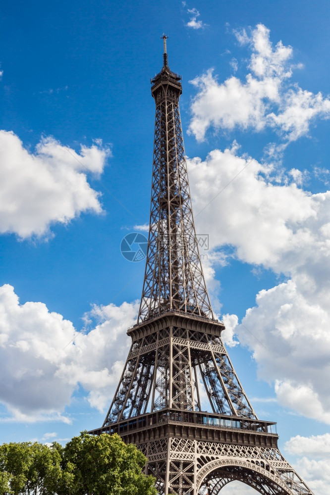在巴黎美丽的夏日中塞纳和艾菲尔塔图片