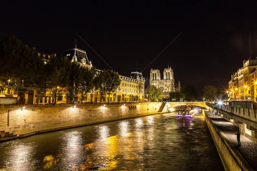 夜间教堂女神是巴黎最受访的地方之一图片