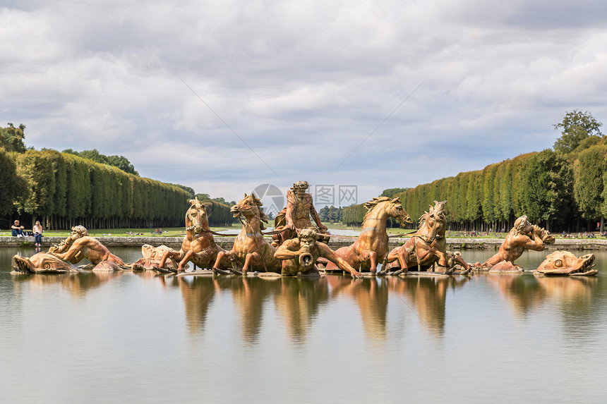 弗罗迪耶斯宫殿花园的阿波罗喷泉在法兰西美丽的夏日图片