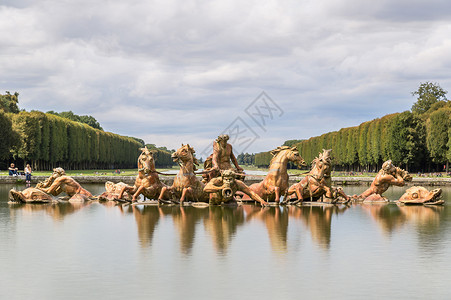弗罗迪耶斯宫殿花园的阿波罗喷泉在法兰西美丽的夏日图片
