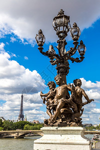 以埃菲尔塔为背景在法国巴黎美丽的夏日中图片