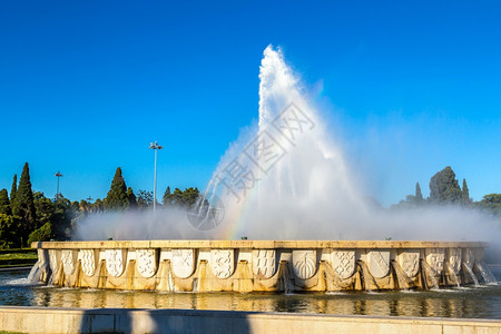 在阳光明媚的夏日里利斯本喷泉高清图片