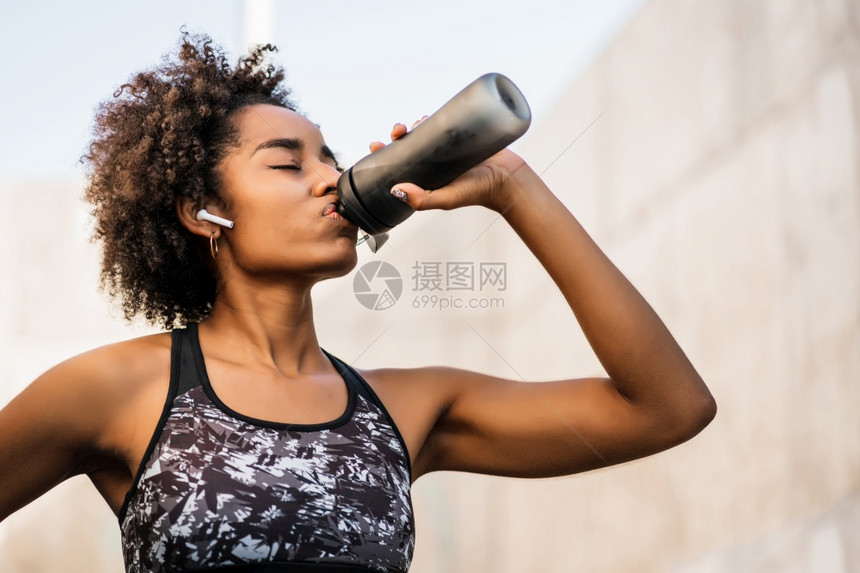 afro运动员女在户外工作后饮用水的肖像运动与健康生活方式afro运动员女在户外工作后饮用水的肖像图片
